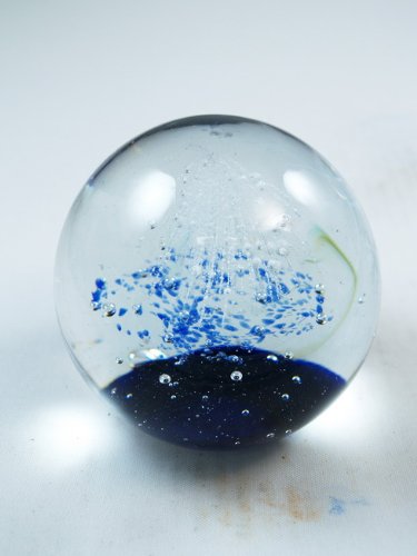 M Design Art Handcraft Gold Leaves Flowing in Bulb Paperweight
